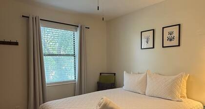 Turtle Cove B âą Stylish 2BR Duplex with Extra Half Bath + Walk to Beach