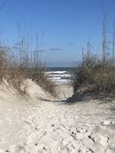 Best Coastal Escape: 2BR/1.5 BA w/additional Outdoor Shower, 2-Min Walk to Beach