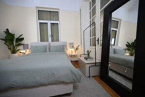 Tabla de planchar con plancha, wifi y ropa de cama