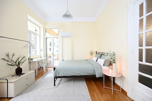 4 bedrooms, iron/ironing board, WiFi, bed sheets