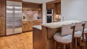 Microondas, horno, placa de cocina y lavavajillas