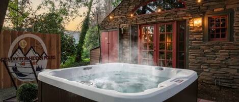 Outdoor spa tub