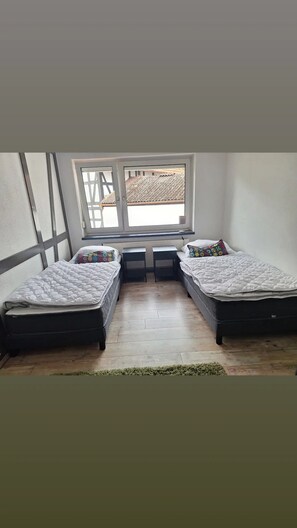 Travel crib, WiFi, bed sheets