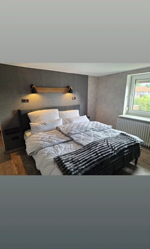 2 bedrooms, travel cot, WiFi, bed sheets