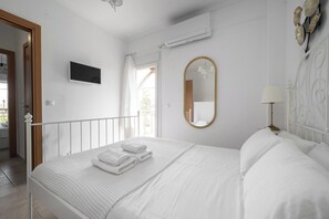 Iron/ironing board, free WiFi, bed sheets