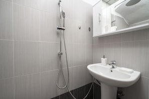 Haartrockner, Handtücher, Seife, Shampoo