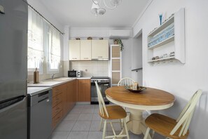 Réfrigérateur, micro-ondes, four, lave-vaisselle