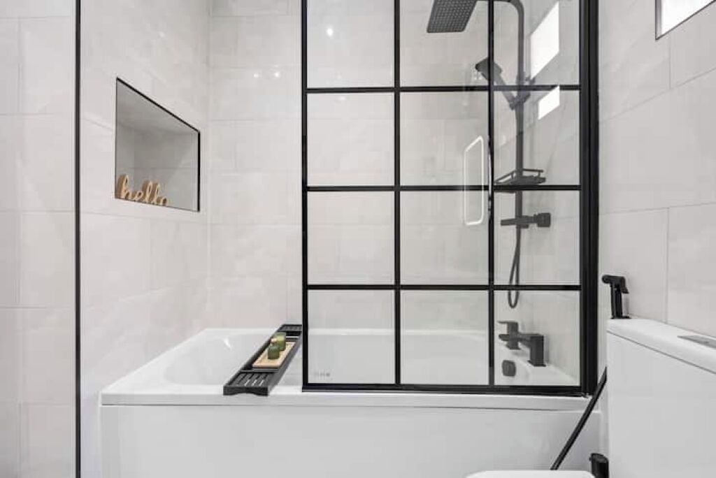 Douche, sèche-cheveux, bidet, serviettes fournies