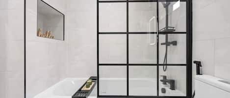 Dusche, Haartrockner, Bidet, Handtücher