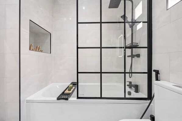 Regadera, secadora de cabello, bidet, toallas