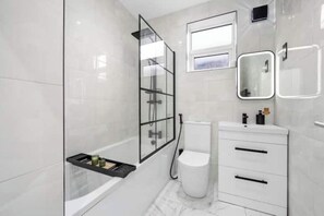 Douche, sèche-cheveux, bidet, serviettes fournies