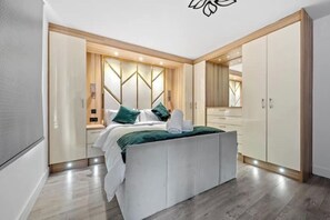 5 عدّة غرف نوم ومكواة/لوح كي وسرير سفر وواي فاي