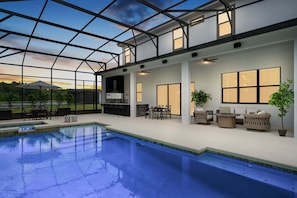 Une piscine intérieure dotée d’un toit en verre, d’un bar et d’un espace détente avec des sièges.