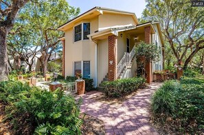 Exterior - Park Shores Seasonal Rental 2-BR condo in charming Indian River Shores (Indian River Shores)