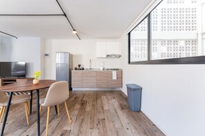 Mikrowelle, Wasserkocher mit Kaffee-/Teezubehör, Toaster