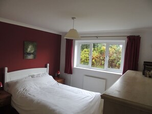 3 slaapkamers, een strijkplank/strijkijzer, reisbedje, gratis wifi