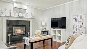Interior - Birch Hollow by Avantstay Cozy Poconos Home w/ Fireplace, Soaking Tub & Kids Play Area (Long Pond)