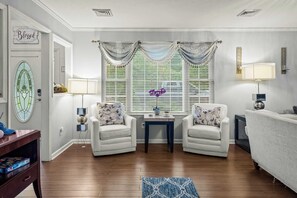 Interior - Birch Hollow by Avantstay Cozy Poconos Home w/ Fireplace, Soaking Tub & Kids Play Area (Long Pond)