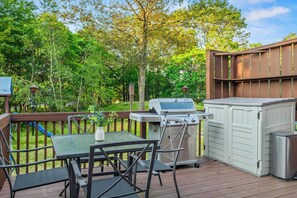 Interior - Birch Hollow by Avantstay Cozy Poconos Home w/ Fireplace, Soaking Tub & Kids Play Area (Long Pond)