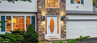 Birch Hollow by Avantstay Cozy Poconos Home w/ Fireplace, Soaking Tub & Kids Play Area