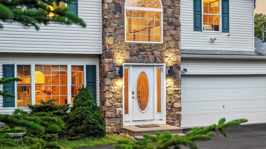 Birch Hollow by Avantstay Cozy Poconos Home w/ Fireplace, Soaking Tub & Kids Play Area