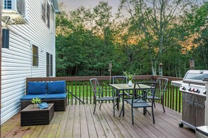 Interior - Birch Hollow by Avantstay Cozy Poconos Home w/ Fireplace, Soaking Tub & Kids Play Area (Long Pond)