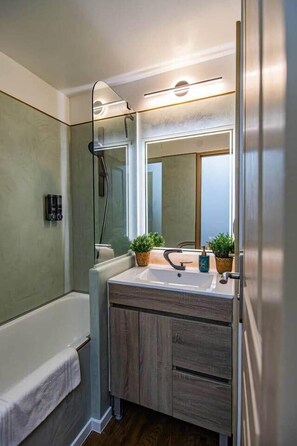Hair dryer, towels, soap, shampoo - Luxury apartment, swimming pool, tennis, beach (Cannes)