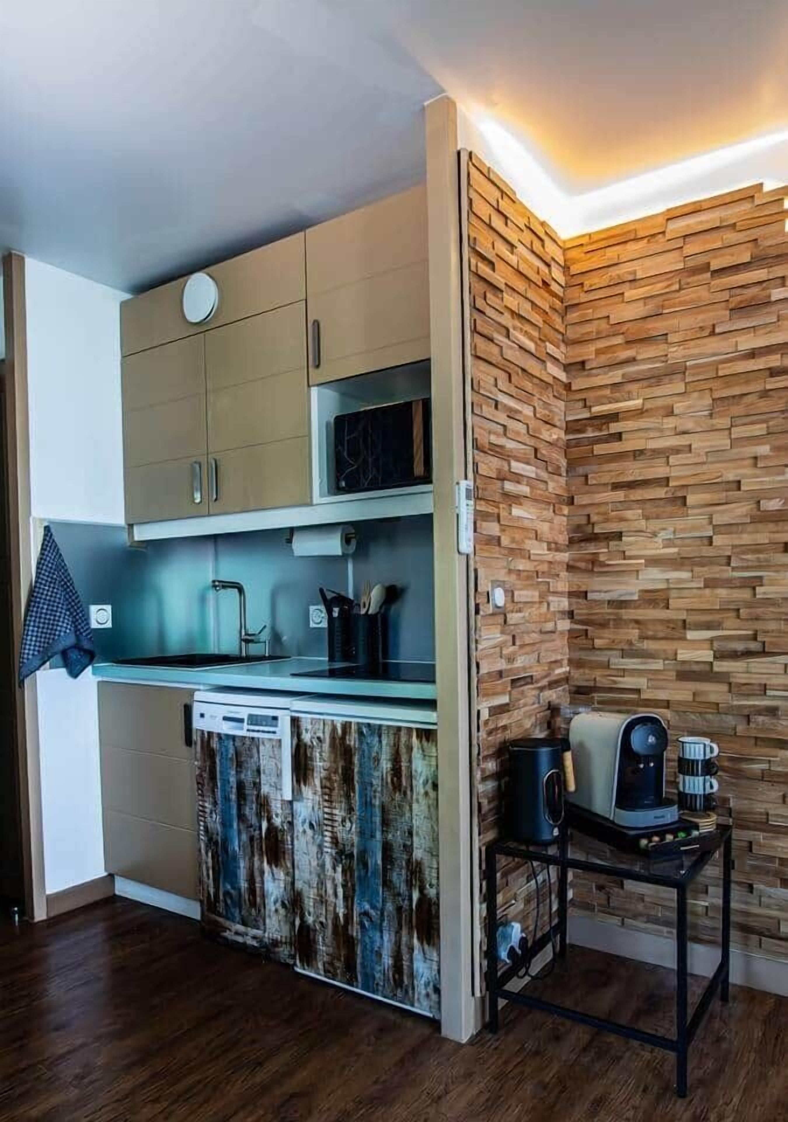 Réfrigérateur, micro-ondes, plaque de cuisson, lave-vaisselle