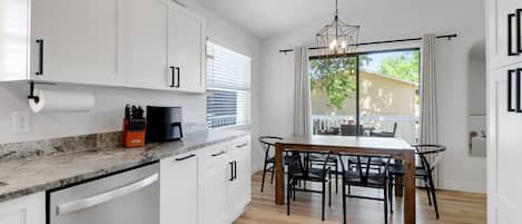 Een microgolfoven, een oven, een kookplaat, een vaatwasser