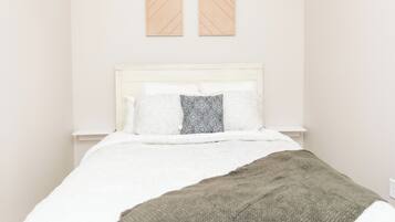 Travel cot, WiFi, bed sheets