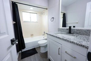 Serviettes fournies, savon, papier de toilette