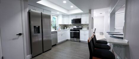 Mikrowelle, Ofen, Herdplatte, Geschirrspüler