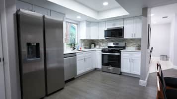 Mikrovågsugn, ugn, spishäll och diskmaskin