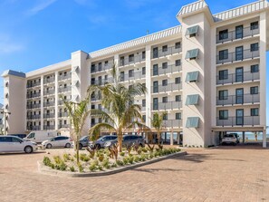 Condo (2 Bedrooms) | Property amenity