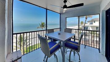 Condo (2 Bedrooms) | Front of property