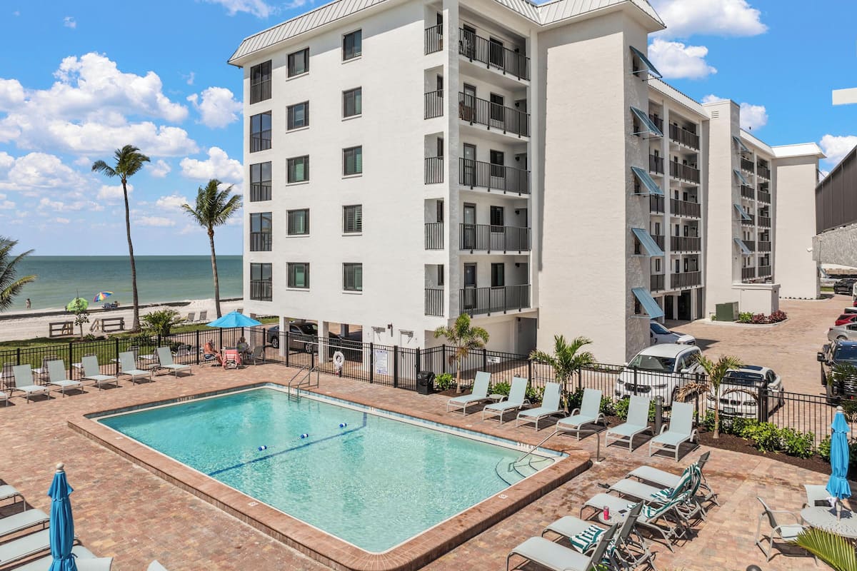 Kondominium (2 Bedrooms) | Bagian depan properti