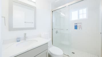 Secador de cabelo, toalhas de banho