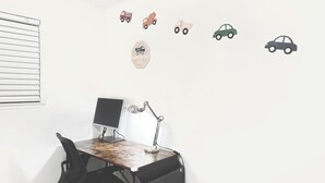 Un'area dedicata al lavoro, con scrivania, sedia, computer e lampada.