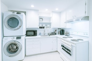 Geladeira, micro-ondas, fogão, cooktop