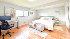 Un dormitorio con una cama, un escritorio y una silla.