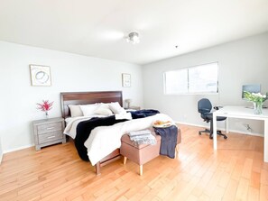 3 bedrooms, iron/ironing board, travel cot, Internet