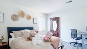 A bedroom with a bed, a desk, and a chair. - Best location/ Google/ BBQ/ BIG yard/2 free park (Mountain View)
