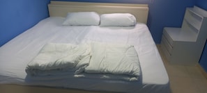 2 bedrooms, iron/ironing board, free WiFi, bed sheets