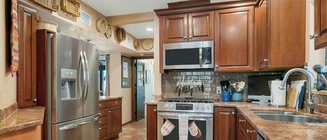 Een koelkast, een microgolfoven, een oven, een kookplaat