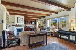 Smart TV, DVD player, books, stereo