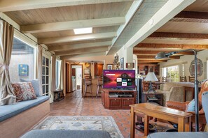 Smart TV, reproductor de DVD, libros y estéreo 