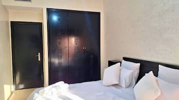 Tabla de planchar con plancha, wifi y ropa de cama