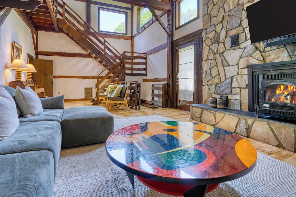 Historic Barn Retreat w/ Pool & Pond Views Longview Pond Lodge by Avantstay - Northeast, NY