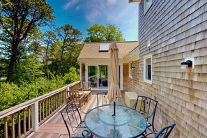 Outdoor dining - Pond view home w/ AC, sunroom, kayak & near town and beaches (Dennis)