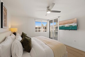 1 habitación, escritorio, tabla de planchar con plancha y cuna de viaje 